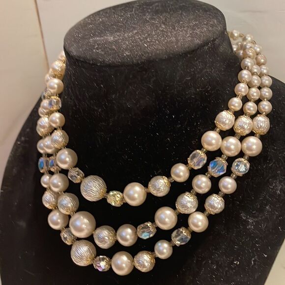 Vintage 1950s triple strand golden golden netted simulated white pearls necklace - Picture 4 of 14